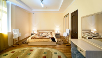 /upload/rooms/132/napivlyuks-krishtaleviy-palac-1-korpus.jpg