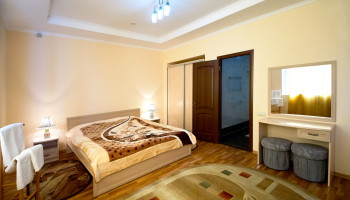 /upload/rooms/132/napivlyuks-krishtaleviy-palac-1-korpus1.jpg