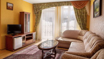 /upload/rooms/19/nomer-lyuks-pokrascheniy-gotel-villa-marta-truskavec.jpg