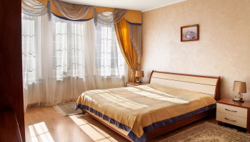 /upload/rooms/19/nomer-lyuks-pokrascheniy-gotel-villa-marta-truskavec1.jpg