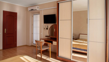 /upload/rooms/19/nomer-lyuks-pokrascheniy-gotel-villa-marta-truskavec2.jpg