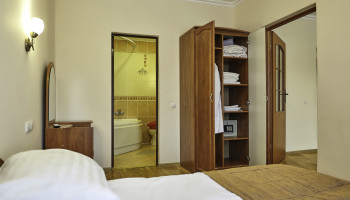 /upload/rooms/47/dvokimnatnyj-lyuks-7-scaled.jpg
