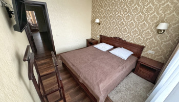 /upload/rooms/57/trikimnatniy-lyuks-sanatoriy-shahtar-truskvec.jpg